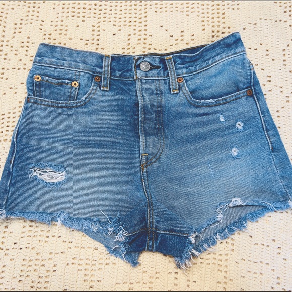 Levi's Wedgie Fit Shorts - Picture 2 of 10